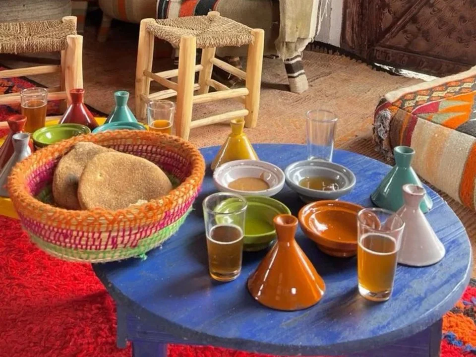 Motocross Marrakech : pause thé avec verres de thé, pain et petits tajines après la sortie